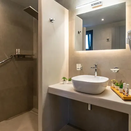 Afroessa Milos * Adamantas (Milos)