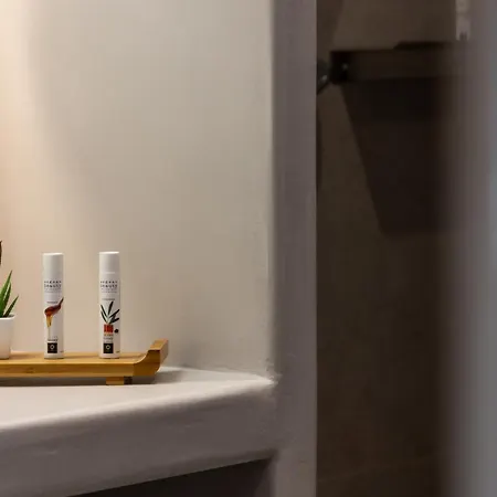 Afroessa Milos Адамас