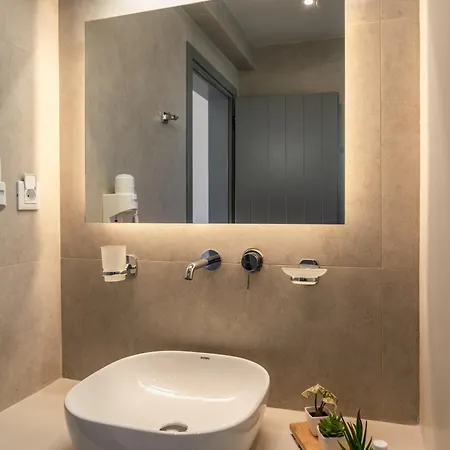 Afroessa Milos Адамас