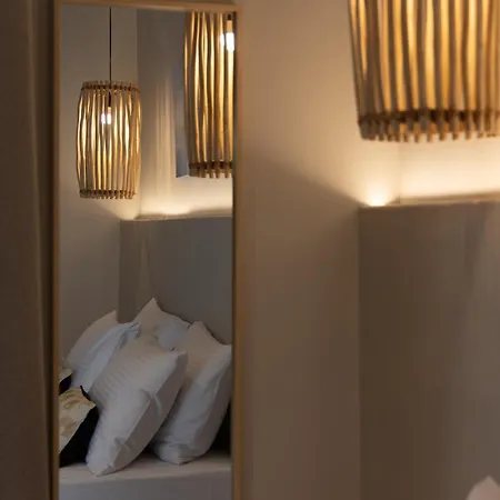 Afroessa Milos Адамас