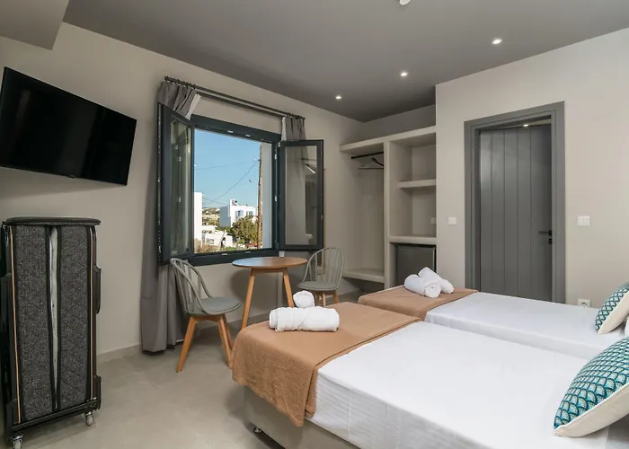 Afroessa Milos * Adamantas (Milos)