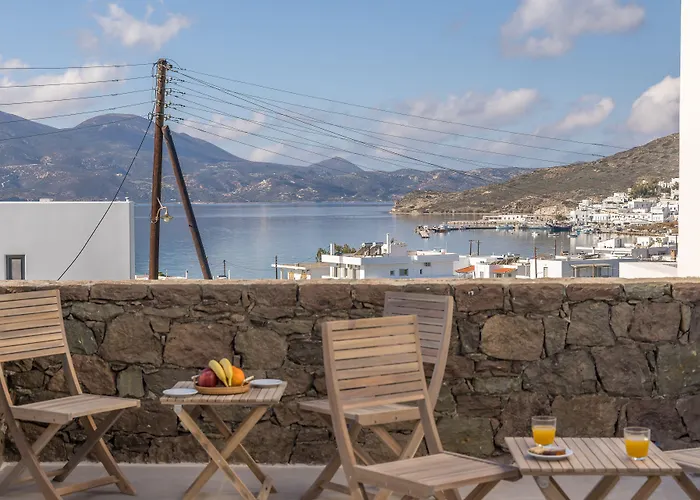 Afroessa Milos * Adamantas (Milos)